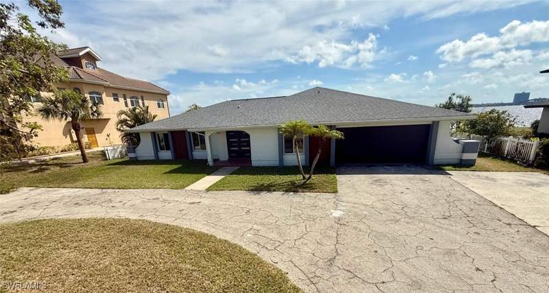 4 bedroom SingleFamilyResidence at 111 E North Shore Ave, Harbor Estates First Add, North Fort Myers — photo 5