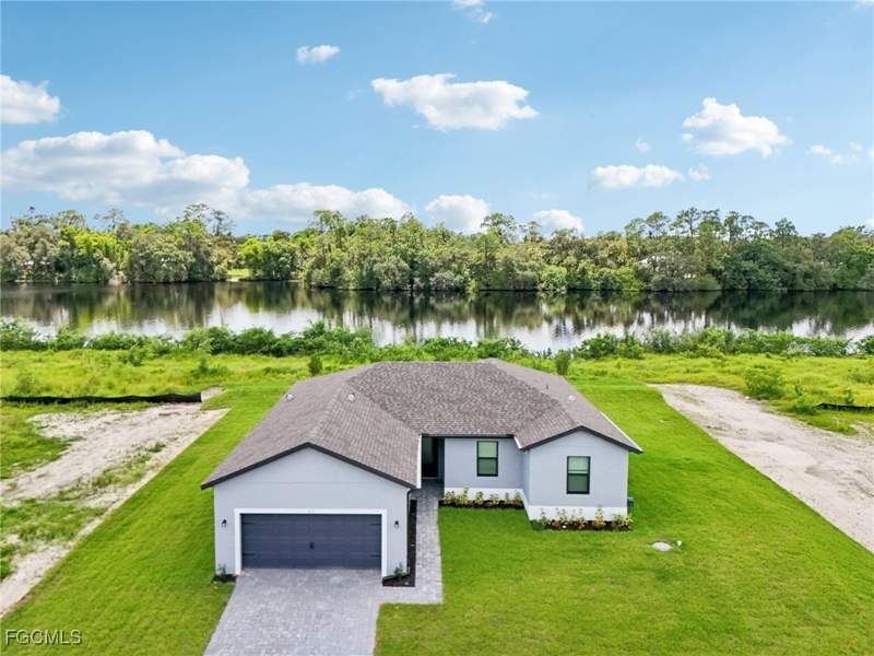 3 bedroom SingleFamilyResidence at 923 Admiral Bull Halsey Ave, Labelle, Labelle — photo 2