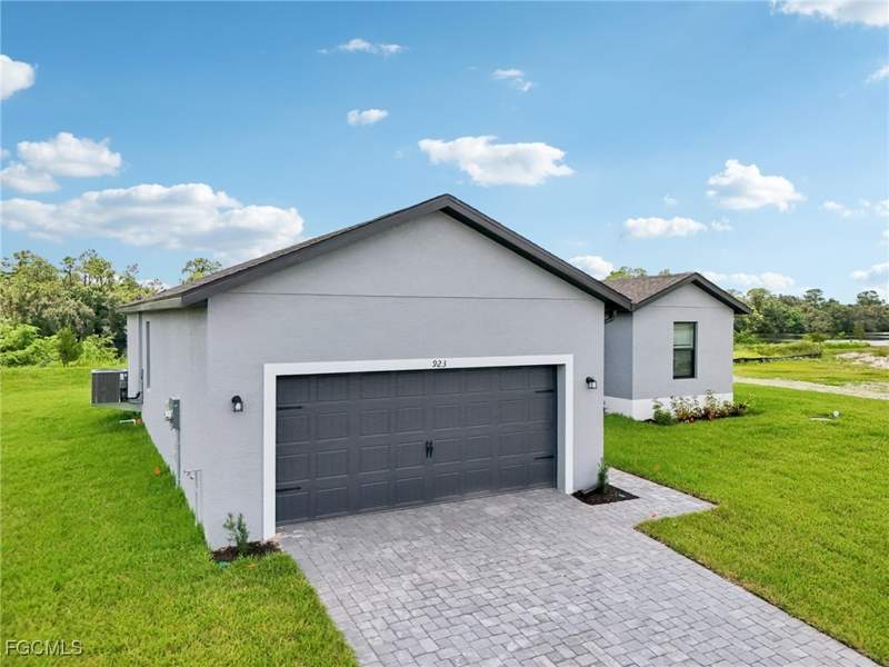 3 bedroom SingleFamilyResidence at 923 Admiral Bull Halsey Ave, Labelle, Labelle — photo 3