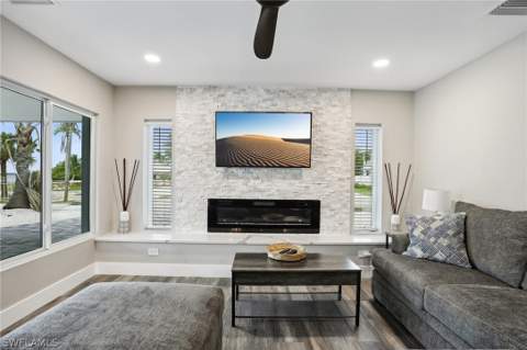 267 Flamingo St, Fort Myers Beach FL - photo 6 of 50