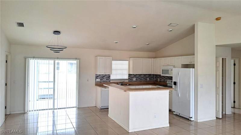 3 bedroom SingleFamilyResidence at 518 Kingsbury Ln, Lehigh Acres, Lehigh Acres — photo 4