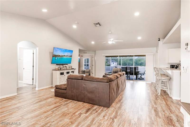 3 bedroom SingleFamilyResidence at 324 Parkdale Blvd, Mirror Lakes, Lehigh Acres — photo 4