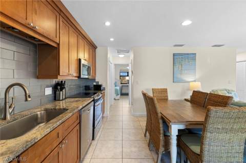 1811 Olde Middle Gulf Dr 1, Sanibel FL - photo 7 of 37