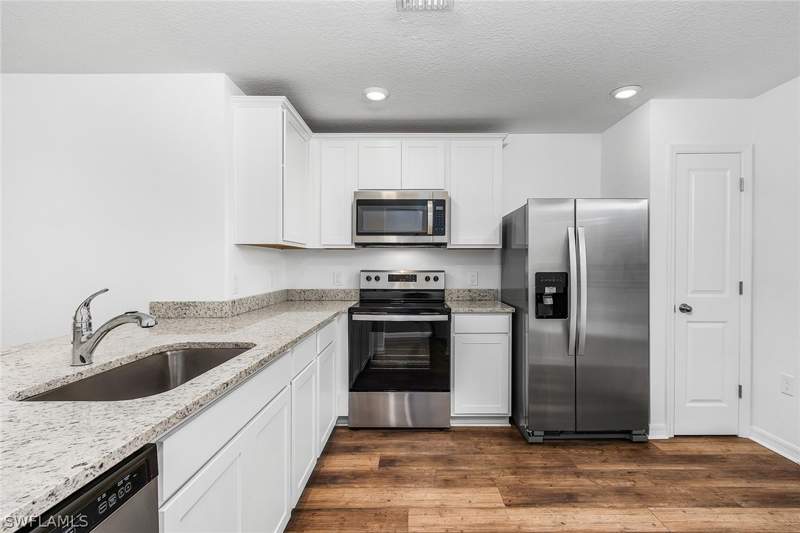 3 bedroom SingleFamilyResidence at 836 Gen D Macarthur Ave, Labelle, Labelle — photo 2