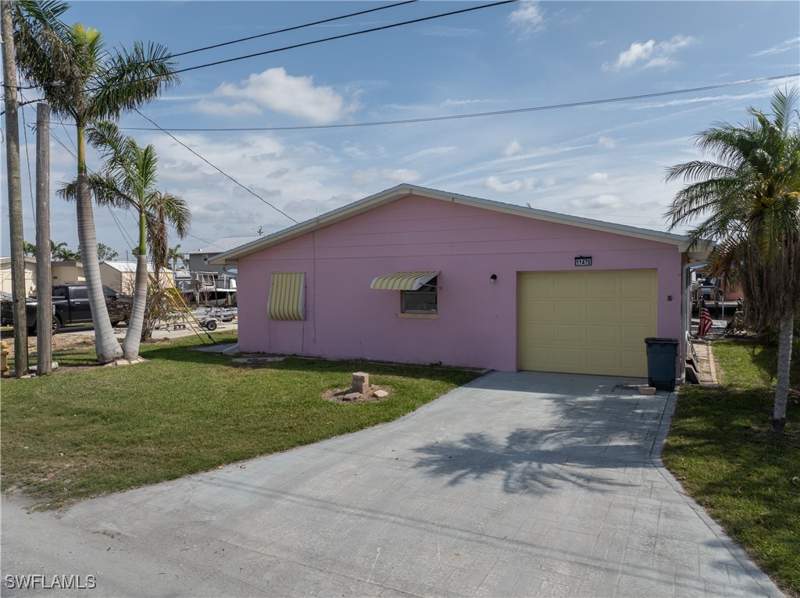 2 bedroom SingleFamilyResidence at 11476 May St, Matlacha, Matlacha — photo 2