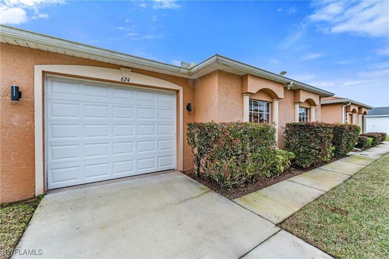 3 bedroom Attached at 624 Falls Ln, Mirror Lakes, Lehigh Acres — photo 5