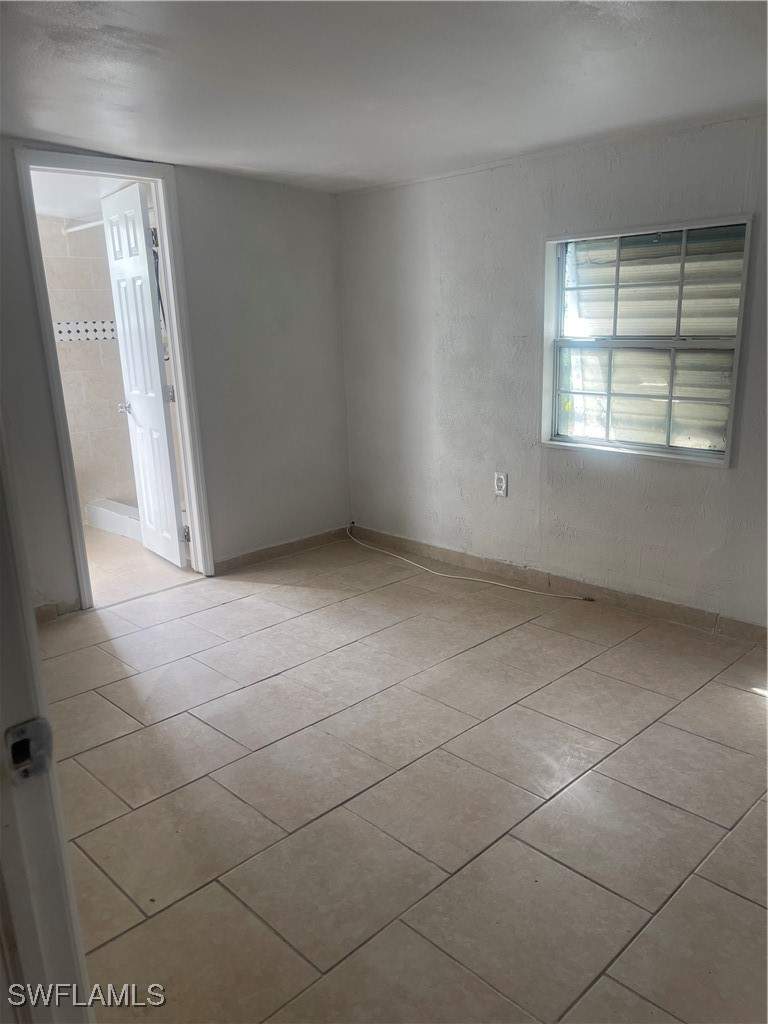 6 bedroom ManufacturedHome at 327 Ellis St, North Fort Myers, North Fort Myers — photo 3