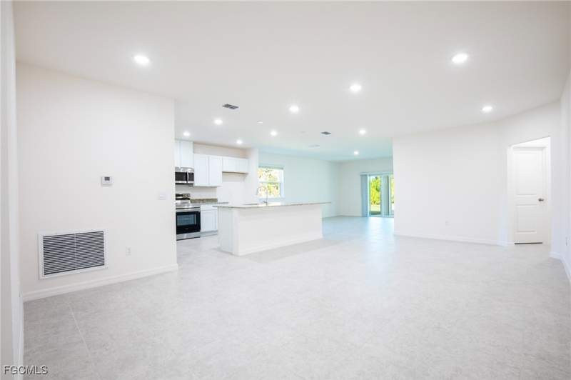 4 bedroom SingleFamilyResidence at 407 SW 19th Ave, Cape Coral, Cape Coral — photo 2