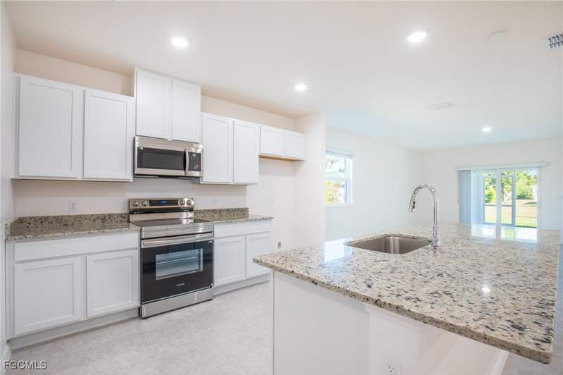 4 bedroom SingleFamilyResidence at 407 SW 19th Ave, Cape Coral, Cape Coral — photo 3