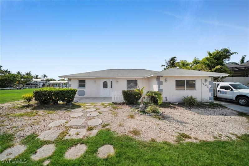 3 bedroom SingleFamilyResidence at 14260 McGregor Blvd, Fort Myers, Fort Myers — photo 2