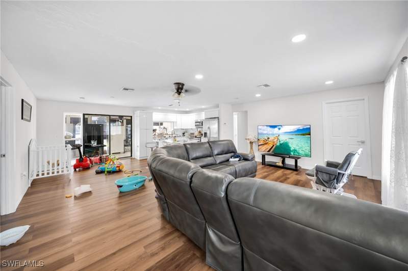 3 bedroom SingleFamilyResidence at 14260 McGregor Blvd, Fort Myers, Fort Myers — photo 4