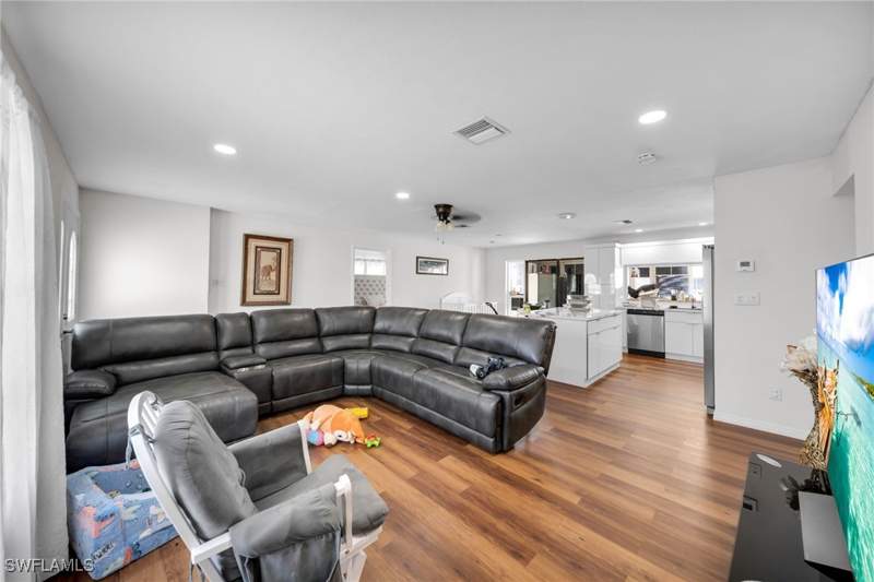 3 bedroom SingleFamilyResidence at 14260 McGregor Blvd, Fort Myers, Fort Myers — photo 5