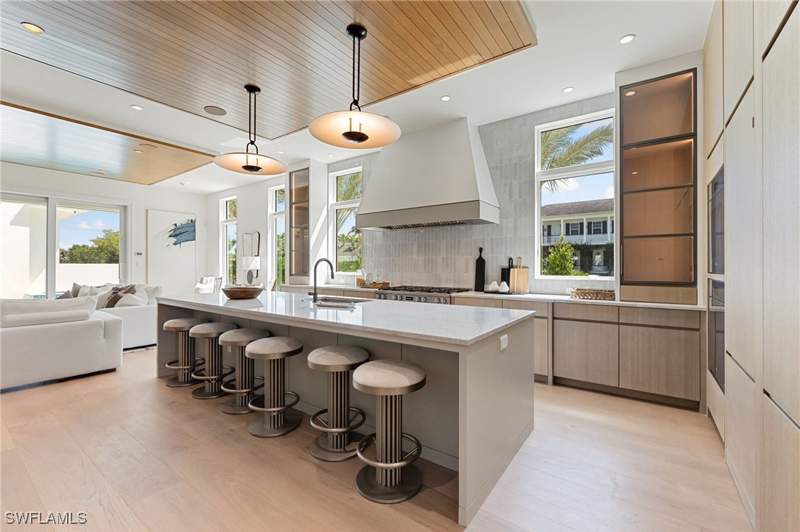 4 bedroom SingleFamilyResidence at 581 14th Ave S, Olde Naples, Naples — photo 5