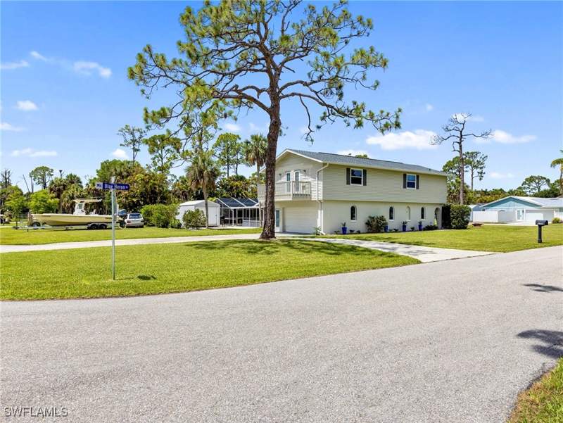 6 bedroom SingleFamilyResidence at 3704 Blue Heron Dr, Lucas Landing, Fort Myers — photo 3