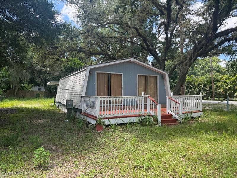 1 bedroom SingleFamilyResidence at 1349 Shawnee Ave, North Labelle, Labelle — photo 3