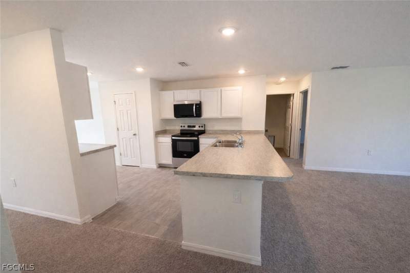 3 bedroom SingleFamilyResidence at 2625 NE 7th Pl, Cape Coral, Cape Coral — photo 2