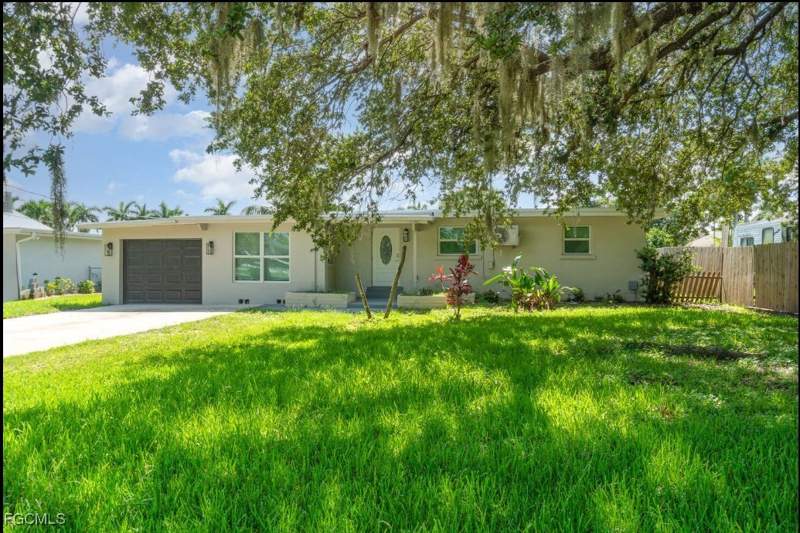 2 bedroom SingleFamilyResidence at 203 Kingston Dr, Russell Park, Fort Myers — photo 3
