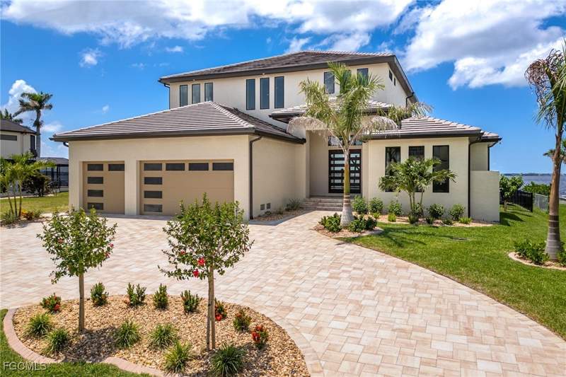 5 bedroom SingleFamilyResidence at 1024 Dolphin Dr, Cape Coral, Cape Coral — photo 2