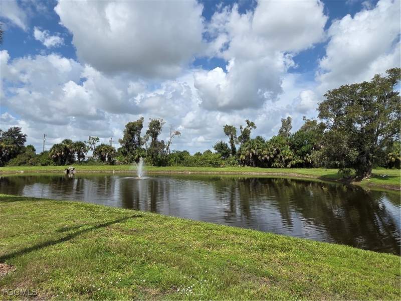 2 bedroom ManufacturedHome at 963 Idle Way Dr, Lazy Days Mobile Village, North Fort Myers — photo 4