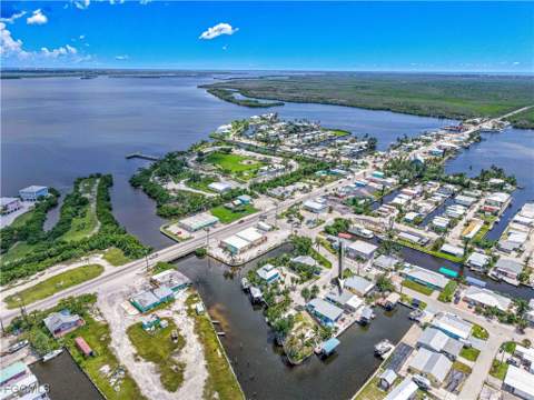 2500 Harbor View Dr, Matlacha FL - photo 10 of 37