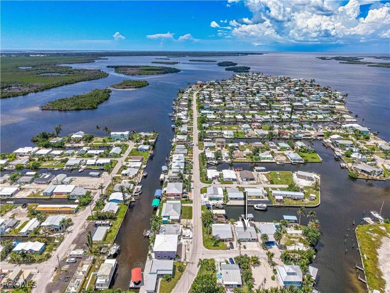 2 bedroom SingleFamilyResidence at 2500 Harbor View Dr, Island Harbors, Matlacha — photo 2