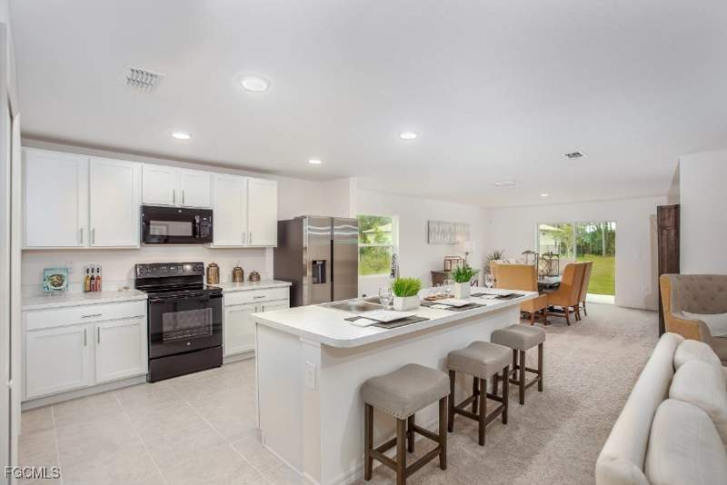 4 bedroom SingleFamilyResidence at 215 NW 4th Ave, Cape Coral, Cape Coral — photo 3