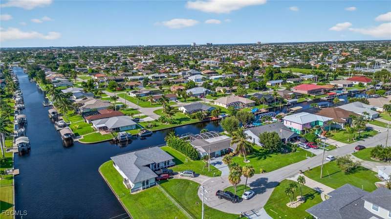 3 bedroom SingleFamilyResidence at 138 SE 40th St, Cape Coral, Cape Coral — photo 2