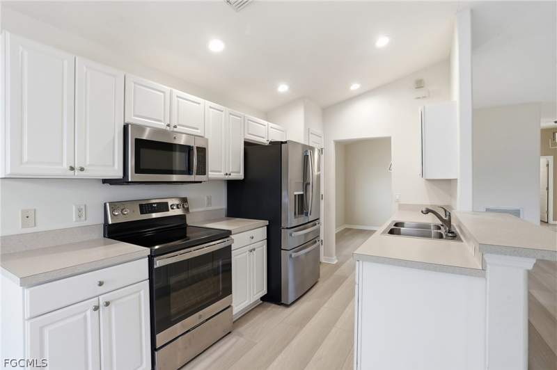 3 bedroom SingleFamilyResidence at 10055 Oakhurst Way, Oakhurst, Fort Myers — photo 3