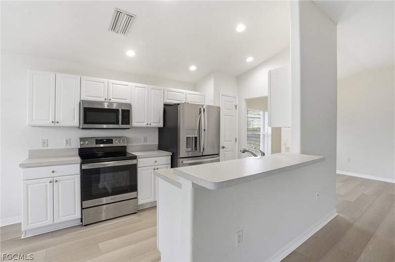 3 bedroom SingleFamilyResidence at 10055 Oakhurst Way, Oakhurst, Fort Myers — photo 4