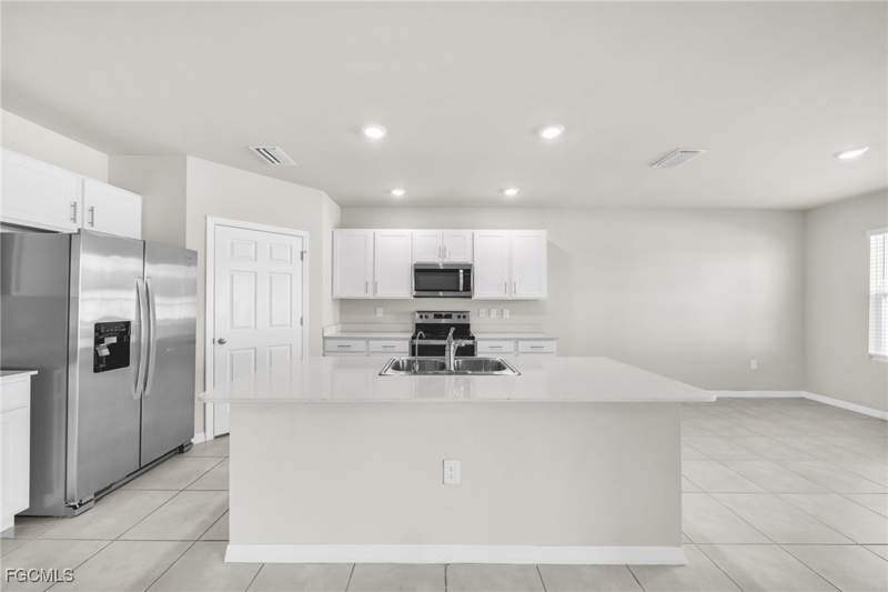 4 bedroom SingleFamilyResidence at 1905 NW 23rd St, Cape Coral, Cape Coral — photo 2