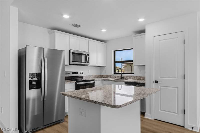 3 bedroom SingleFamilyResidence at 521 NW 23rd St, Cape Coral, Cape Coral — photo 4