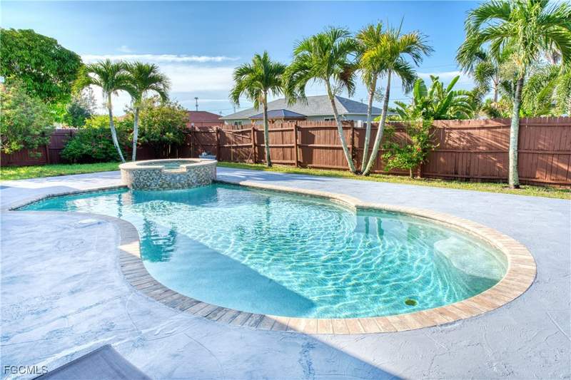 3 bedroom SingleFamilyResidence at 930 SW 37th Ter, Cape Coral, Cape Coral — photo 2