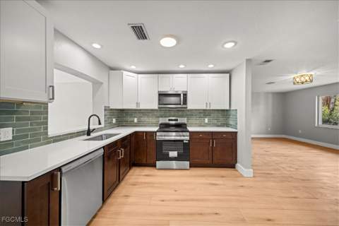 17042 Wayzata Ct, North Fort Myers FL - photo 6 of 38