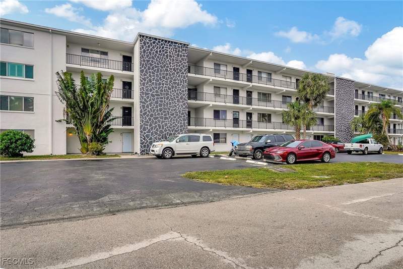 1 bedroom Condominium at 4906 Victoria Dr 209, Capeway Condo, Cape Coral — photo 2