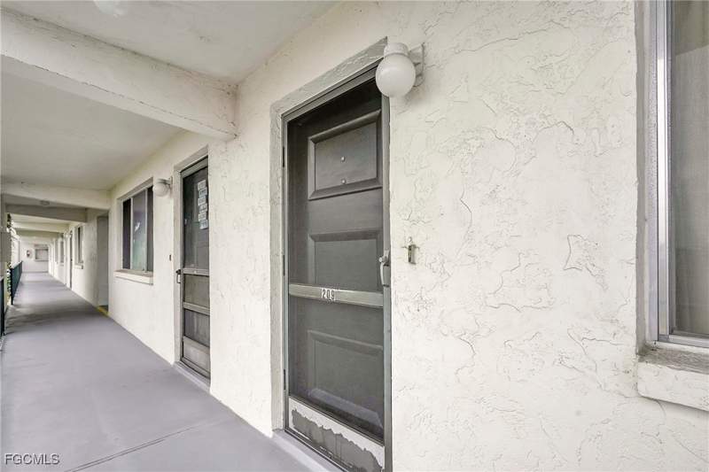 1 bedroom Condominium at 4906 Victoria Dr 209, Capeway Condo, Cape Coral — photo 3