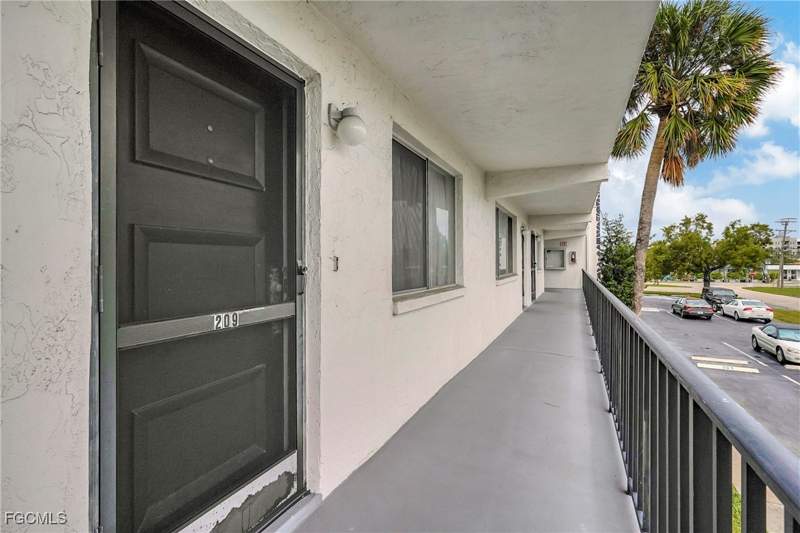 1 bedroom Condominium at 4906 Victoria Dr 209, Capeway Condo, Cape Coral — photo 4