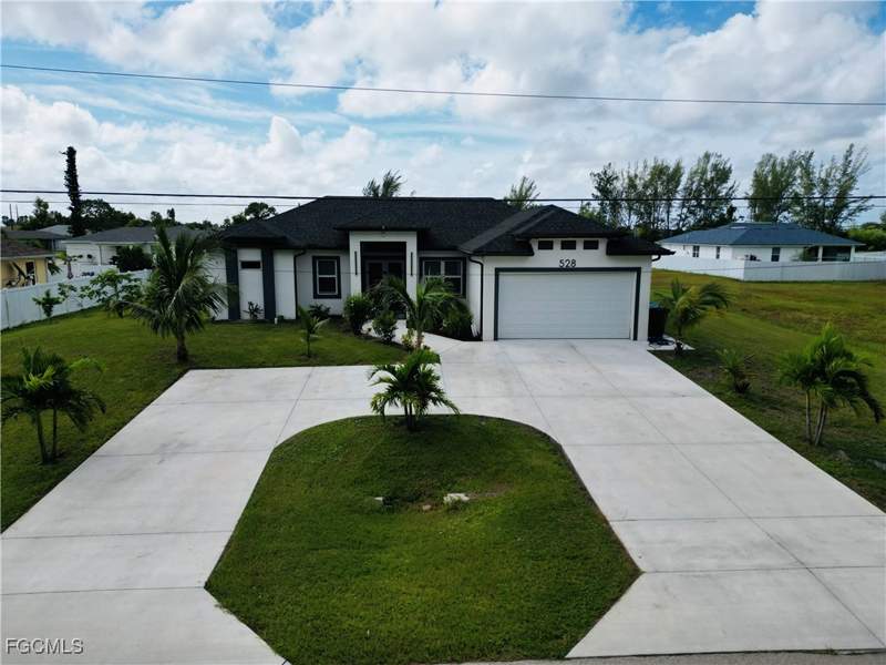 3 bedroom SingleFamilyResidence at 528 Jacaranda Pkwy E, Cape Coral, Cape Coral — photo 2