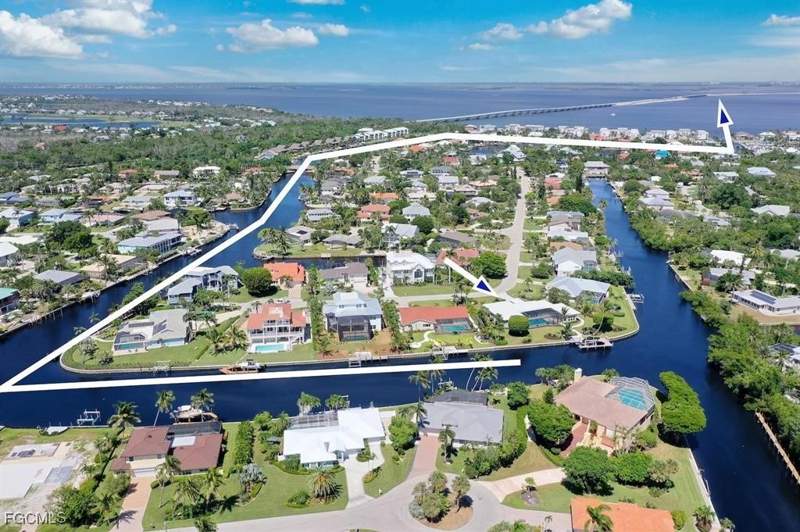 4 bedroom SingleFamilyResidence at 924 Kings Crown Dr, Shell Harbor, Sanibel — photo 4