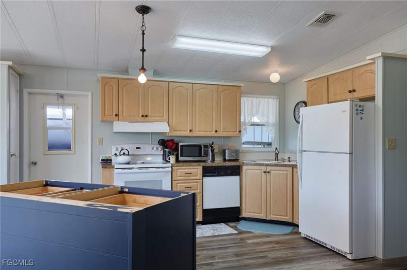 2 bedroom ManufacturedHome at 15 Ilex St, Oak Park Village Co-Op Inc, Alva — photo 5