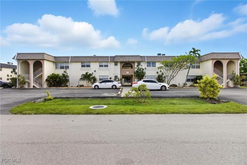 1 bedroom Condominium at 4931 Vincennes Ct 6, Kent II Condo, Cape Coral — photo 2