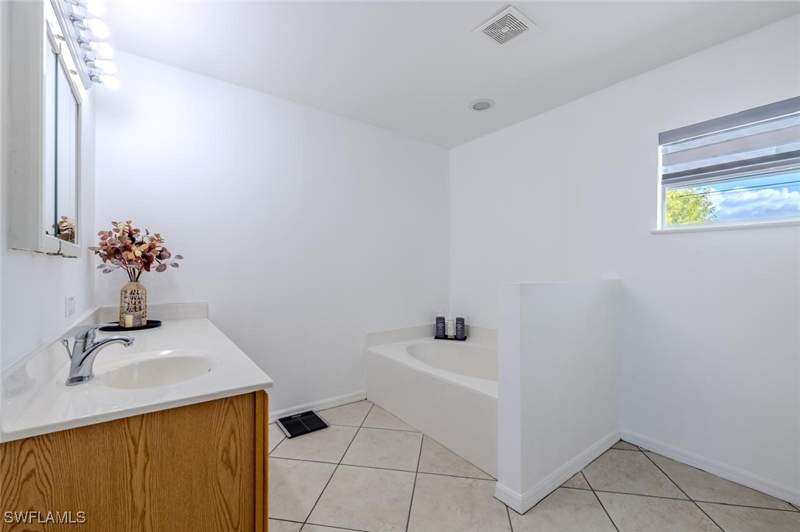 3 bedroom SingleFamilyResidence at 326 NE 10th Ter, Cape Coral, Cape Coral — photo 5