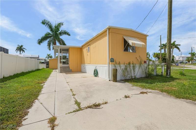 2 bedroom ManufacturedHome at 3851 Coconut Dr, Trailerhaven, St James City — photo 2