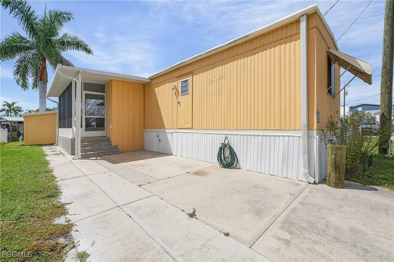 2 bedroom ManufacturedHome at 3851 Coconut Dr, Trailerhaven, St James City — photo 3