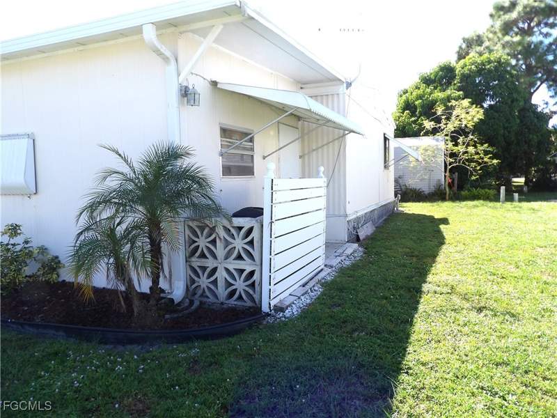 2 bedroom ManufacturedHome at 737 Knotty Pine Cir, Forest Park Mobile Home, North Fort Myers — photo 3