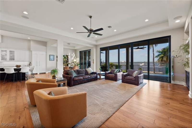 6 bedroom SingleFamilyResidence at 14994 Bonaire Cir, San Mateo, Fort Myers — photo 3