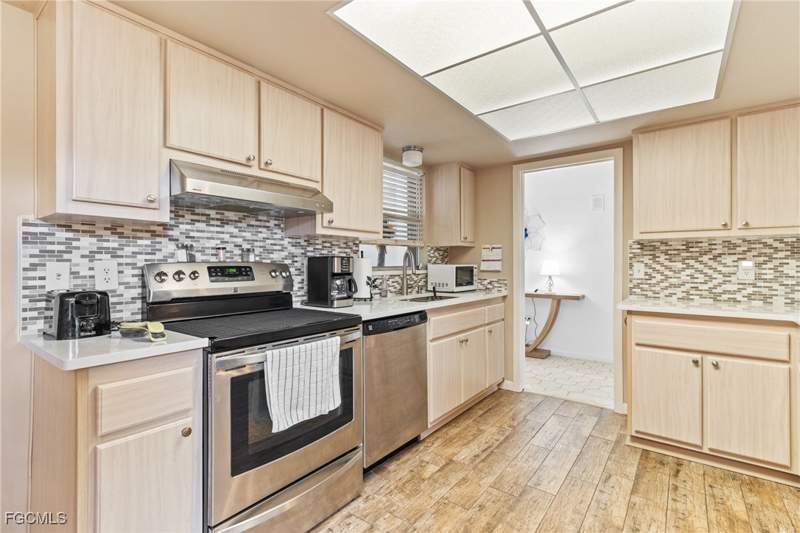 2 bedroom Attached at 5549 Boynton Ln, Whiskey Creek Village Green, Fort Myers — photo 3