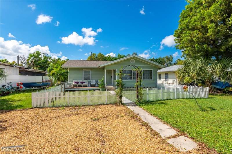 3 bedroom SingleFamilyResidence at 2432 Washington Ave, Inomah, Naples — photo 2
