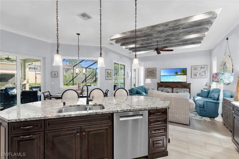 3 bedroom SingleFamilyResidence at 9369 Campanile Cir, Chiasso, Naples — photo 5