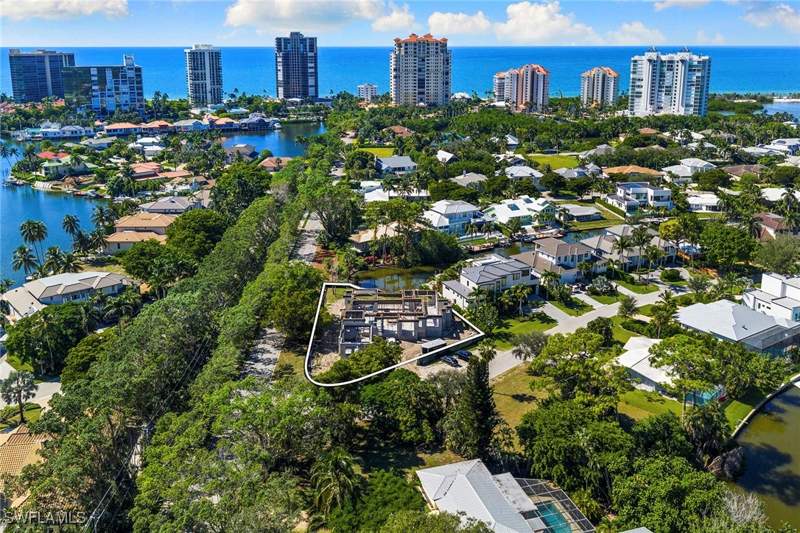 6 bedroom SingleFamilyResidence at 5037 Starfish Ave, Seagate, Naples — photo 4