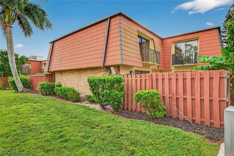2 bedroom Townhouse at 1544 Park Meadows Dr 4, Parkwoods Townhouse Community, Fort Myers — photo 2